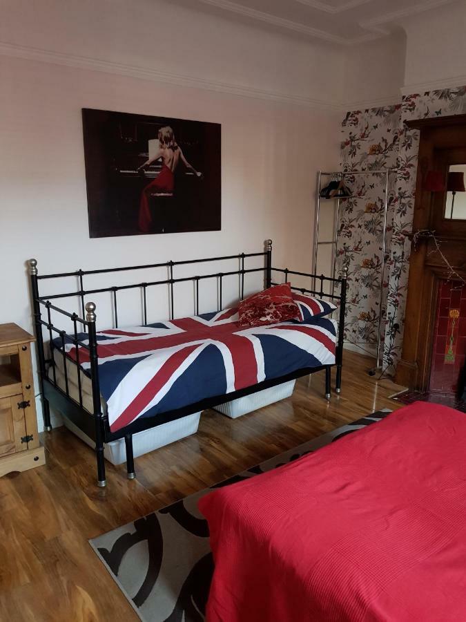 Beautiful Room In Victorian Family Home Илфорд Экстерьер фото